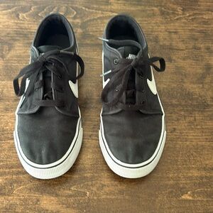 Nike Toki Black and White Low Canvas  Lace Up Sneakers Size 6Y